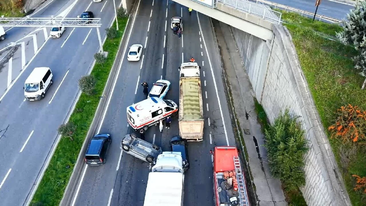 Bağcılar'da Zincirleme Kaza: Yaralılar Var! 3 Şerit Trafiğe Kapatıldı