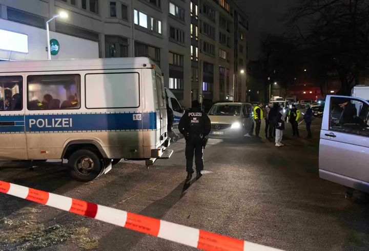 Berlin’de kanlı gece! Apartman dairesinde silahlı saldırı: 5 yaralı