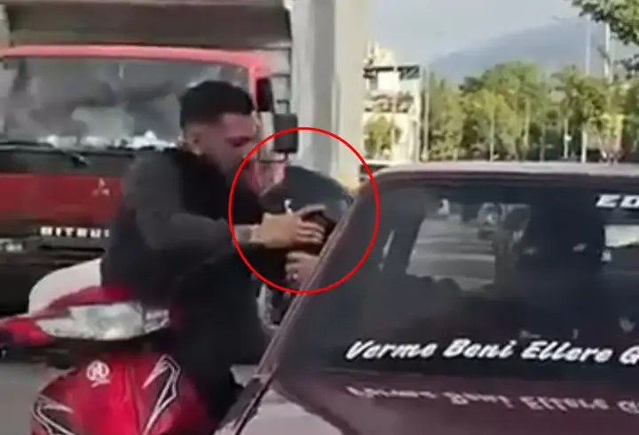 Trafikte kavga ettiği motosikletlinin kaskını aldı; o anlar kamerada