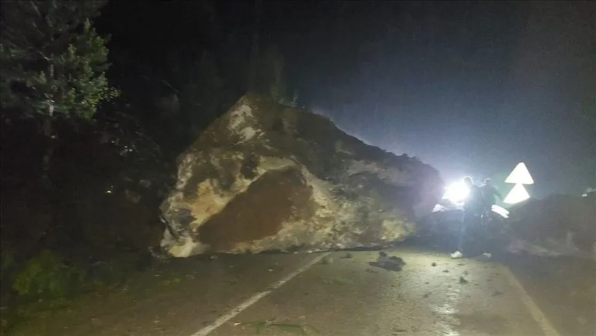 Kastamonu-Şenpazar kara yolunda heyelan meydana geldi