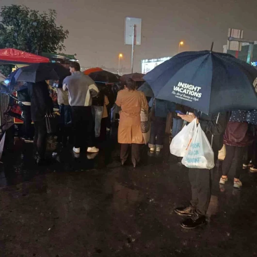 İstanbul’da sağanak ulaşımı kilitledi: Duraklarda yoğunluk