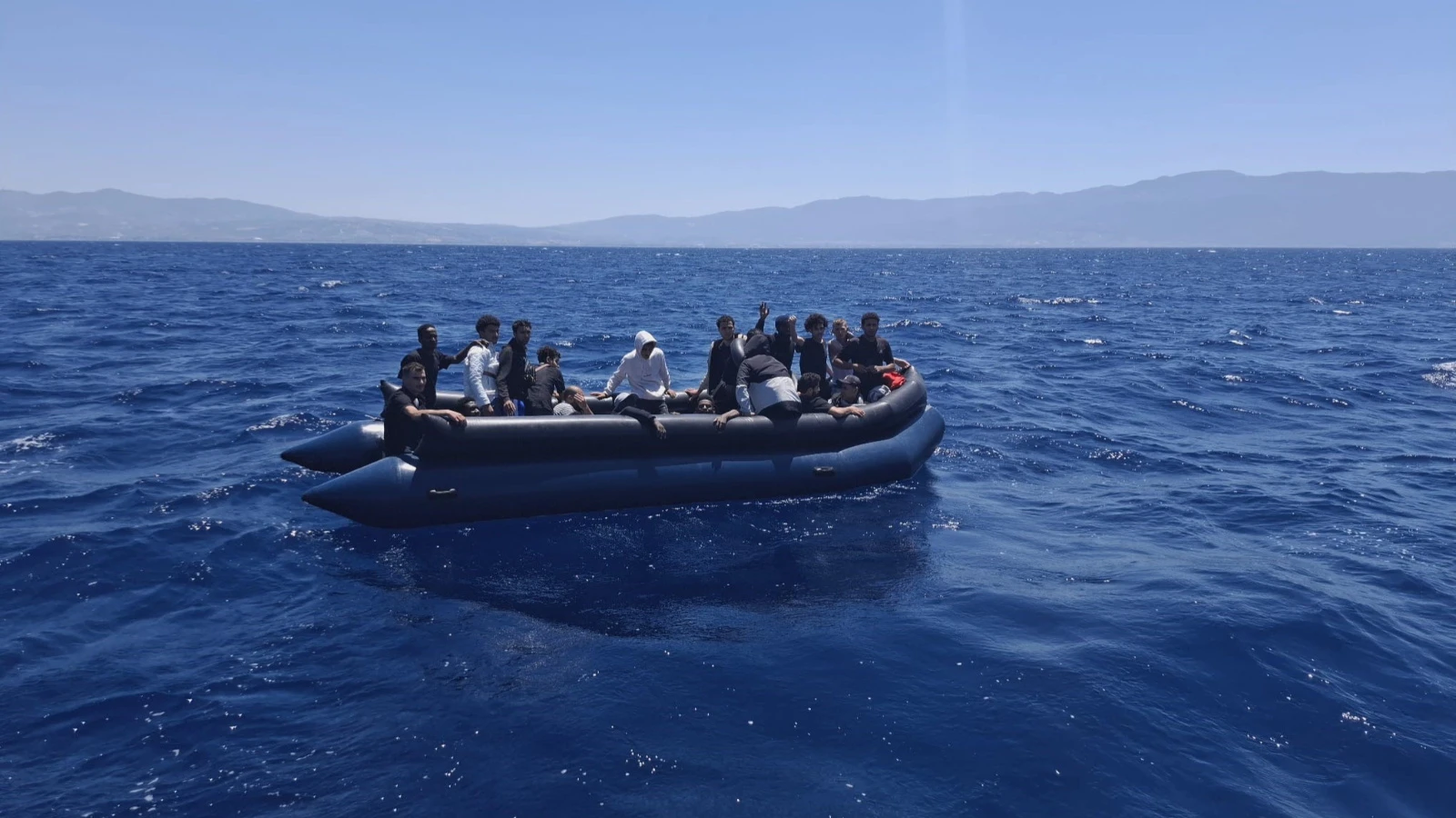 Kuşadası'nda 22 düzensiz göçmen kurtarıldı