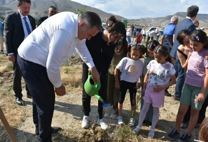 Nallıhan'da "Bir Fidan da Sen Dik" kampanyasıyla hatıra ormanı oluşturuldu