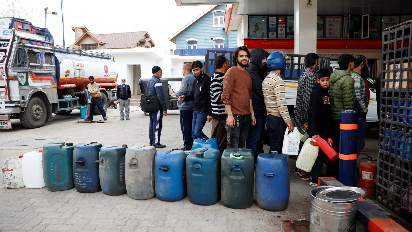 Birçok ülkede günlük yaşamı durma noktasında: Karneyle yakıt dönemi başladı