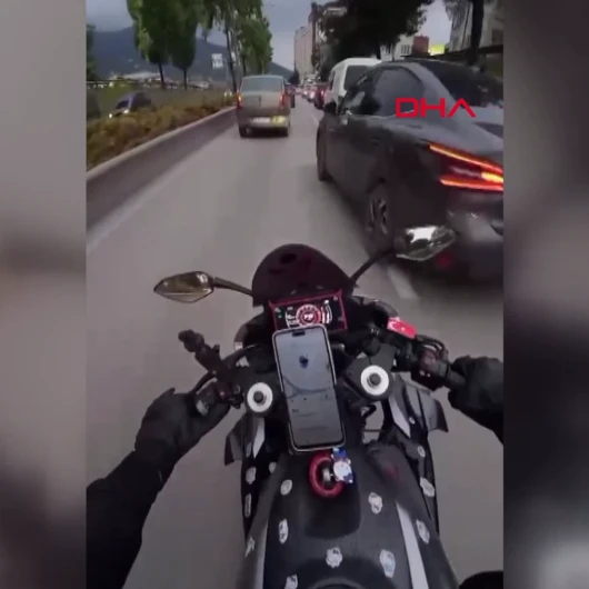 Bursa'da Korkutan Kaza: Motosiklet Otomobilden Kaçarken Öndeki Araca Çarptı