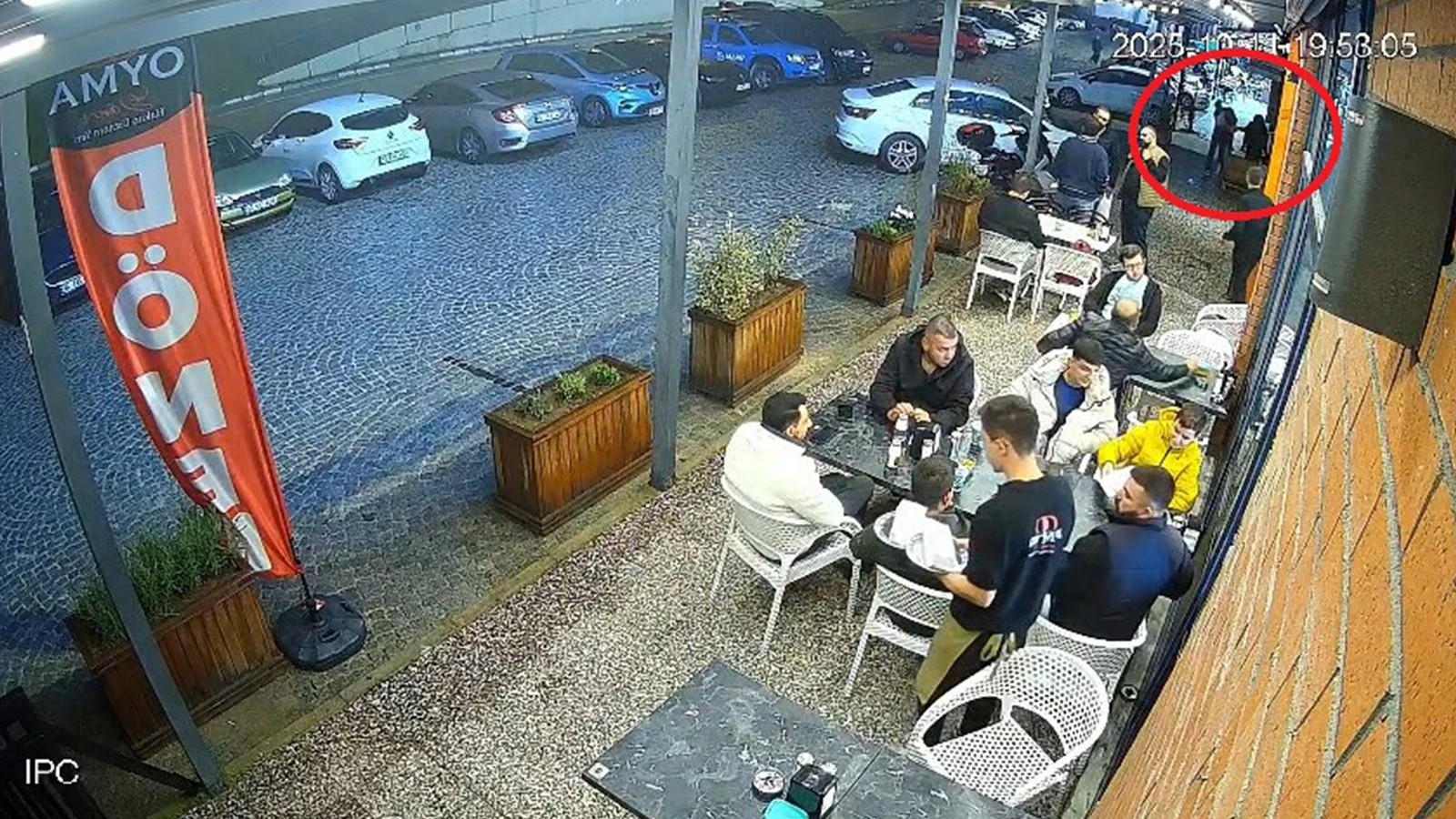 Nefes borusuna şeker kaçan lise öğrencisi kıza Heimlich manevrasıyla müdahale