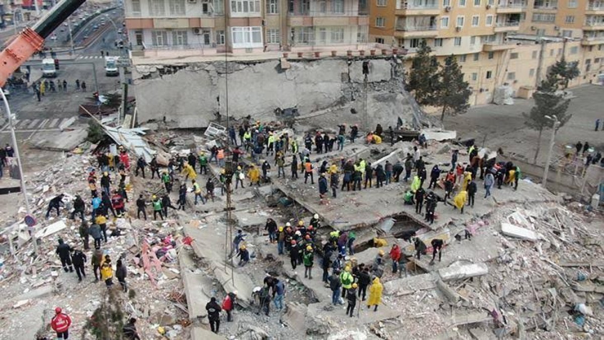 Depremde 77 Kişinin Öldüğü Binayla İlgili 3 Belediye Çalışanına Dava