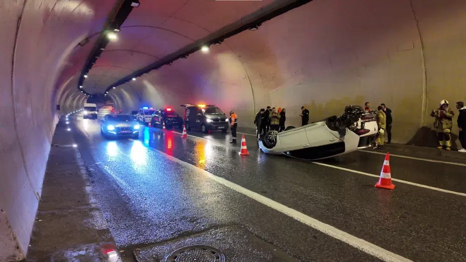 Üsküdar'da kaza. Kayan otomobil tünelde takla attı