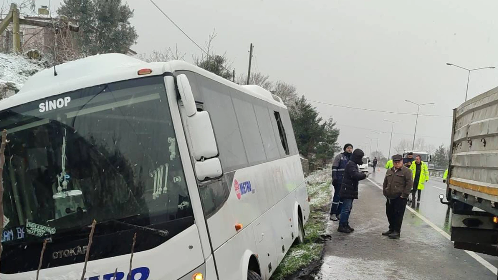 Otobüs yol kenarındaki kazazedelere çarptı; 1 ölü, 3 yaralı