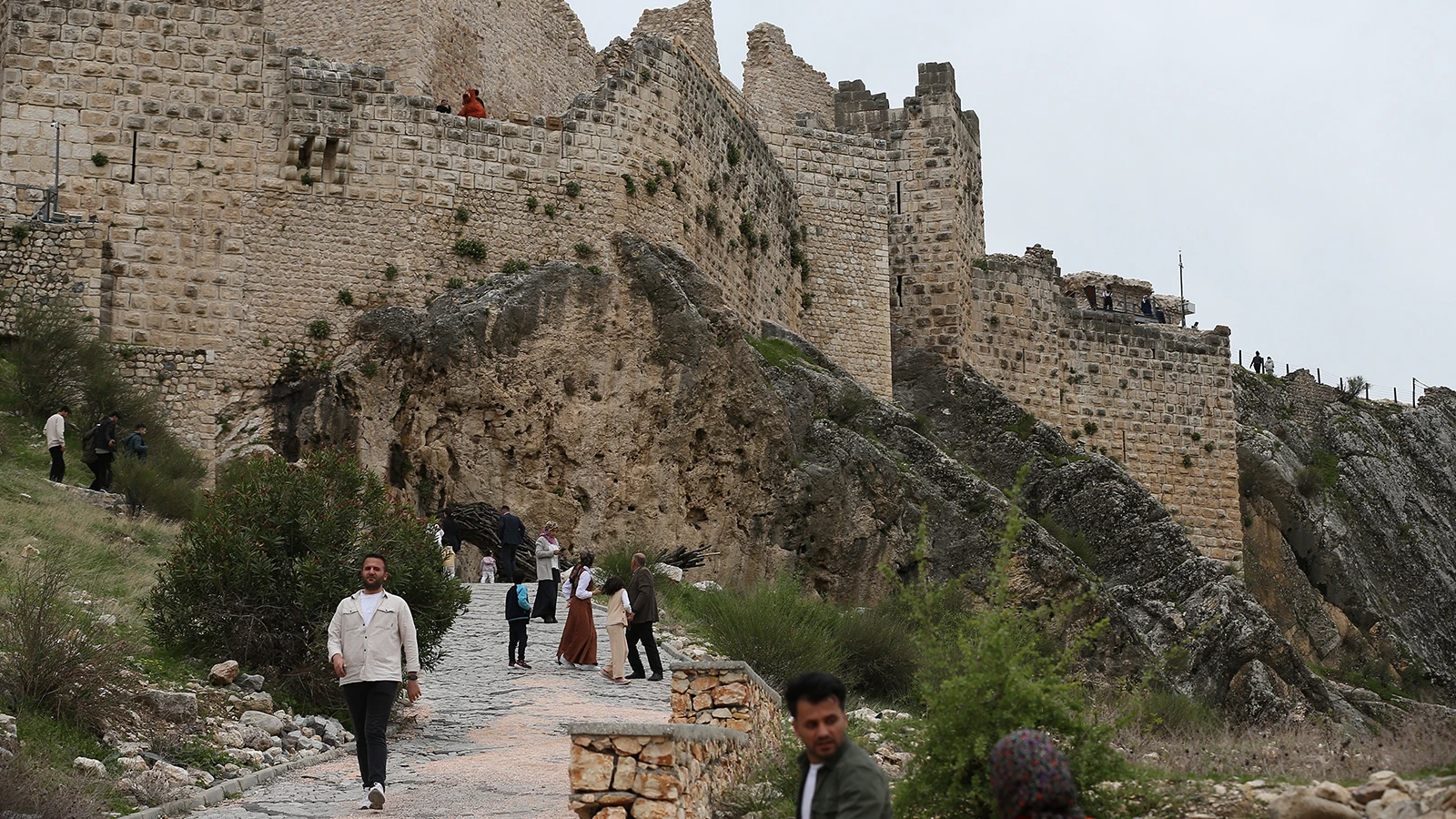 Kahta Kalesi'nde hafta sonu ziyaretçi yoğunluğu