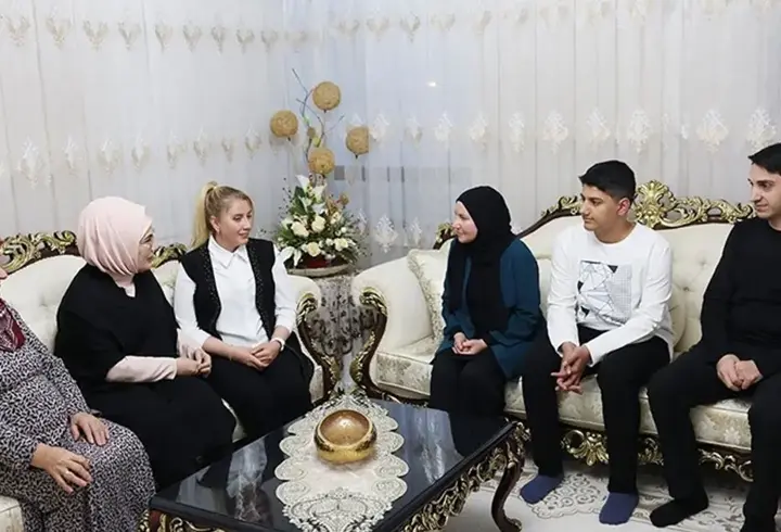 Emine Erdoğan, iftarda Vehibe Sayın'ın sofrasına konuk oldu