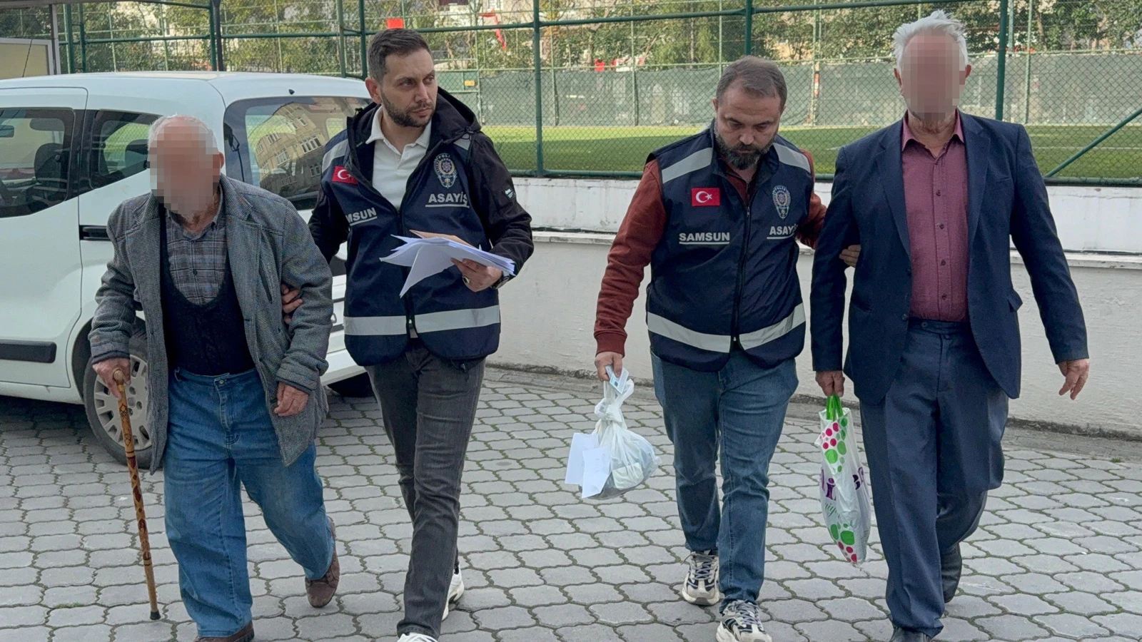 Biri 82 diğeri 72 yaşında 2 erkek... Parkta onları o halde  gören polisi aradı
