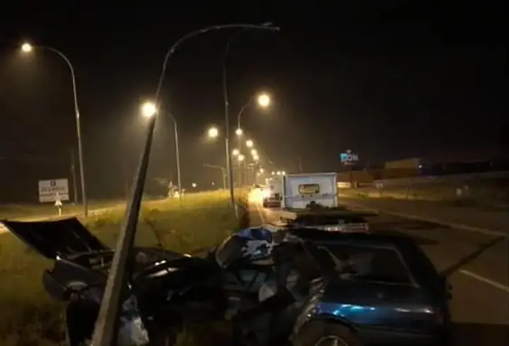 Otomobil aydınlatma direğine çarptı: 1 ölü, 1 yaralı