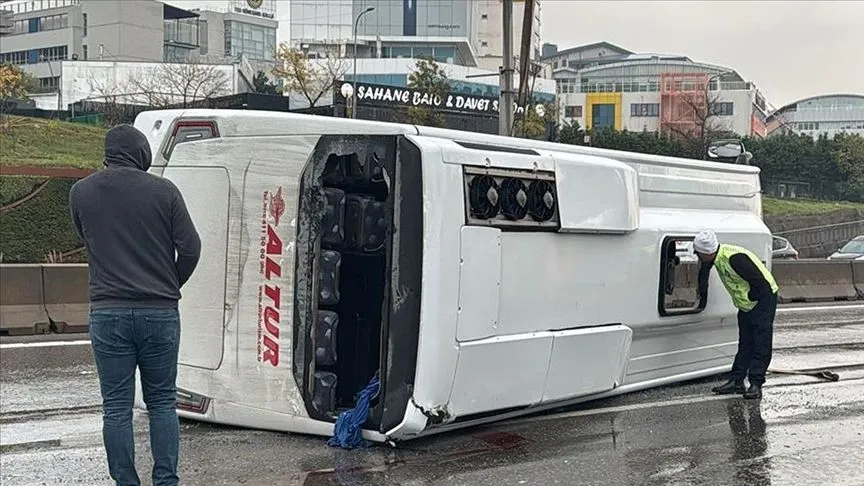Maltepe'de havalimanı çalışanlarını taşıyan servis minibüsü devrildi, 7 kişi yaralandı