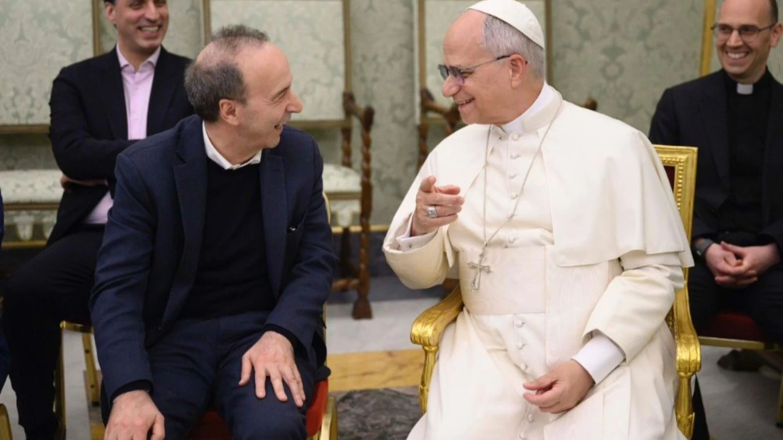 Papa, en sevdiği filmin yıldızı Roberto Benigni'yle bir araya geldi