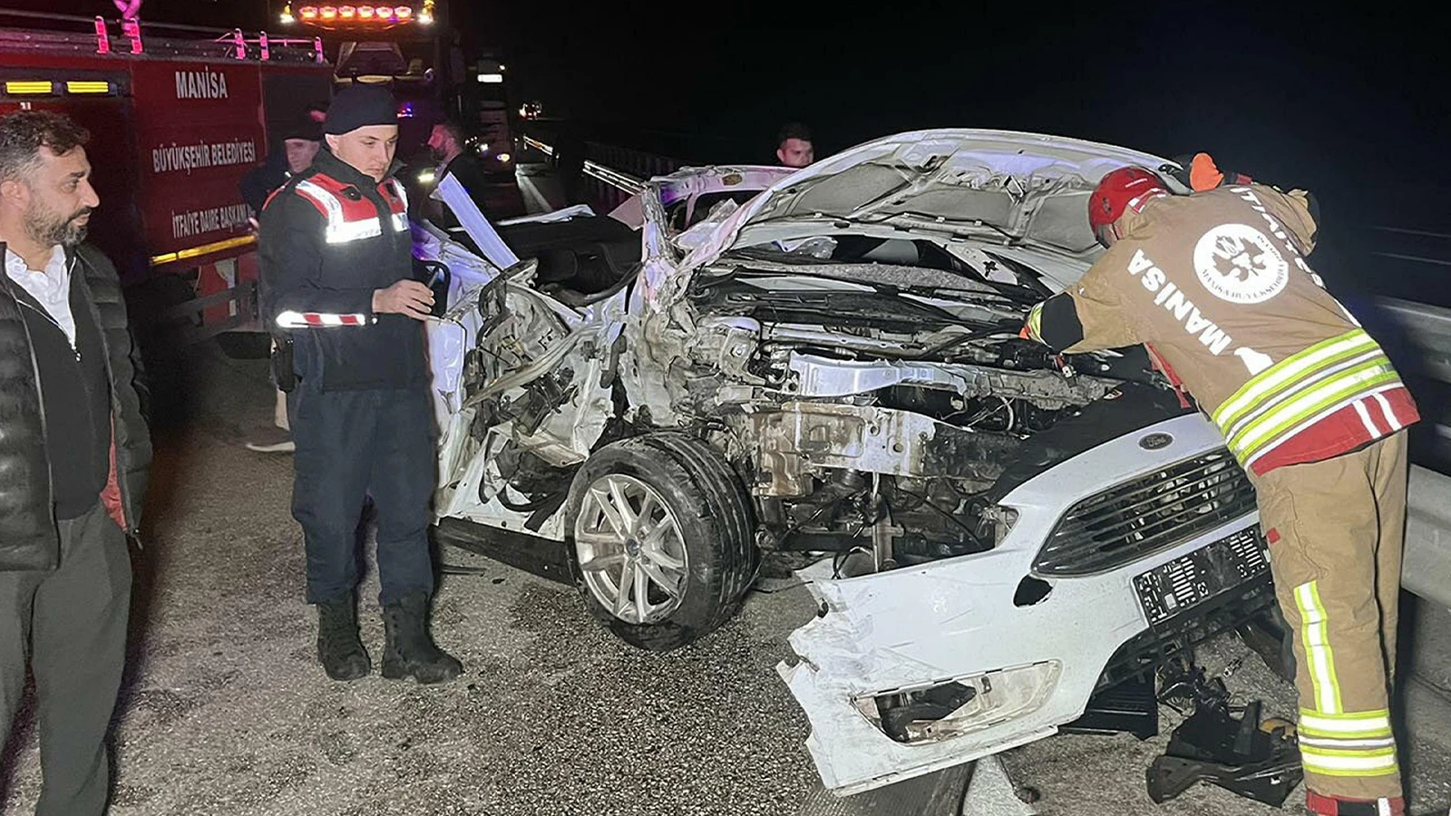 Kamyona arkadan çarpan otomobildeki 1 kişi öldü, 2 kişi yaralandı