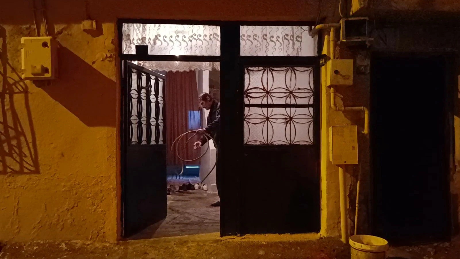 Bursa'da gece vakti dehşet! Evini ateşe verdi; hastaneye kaldırıldı