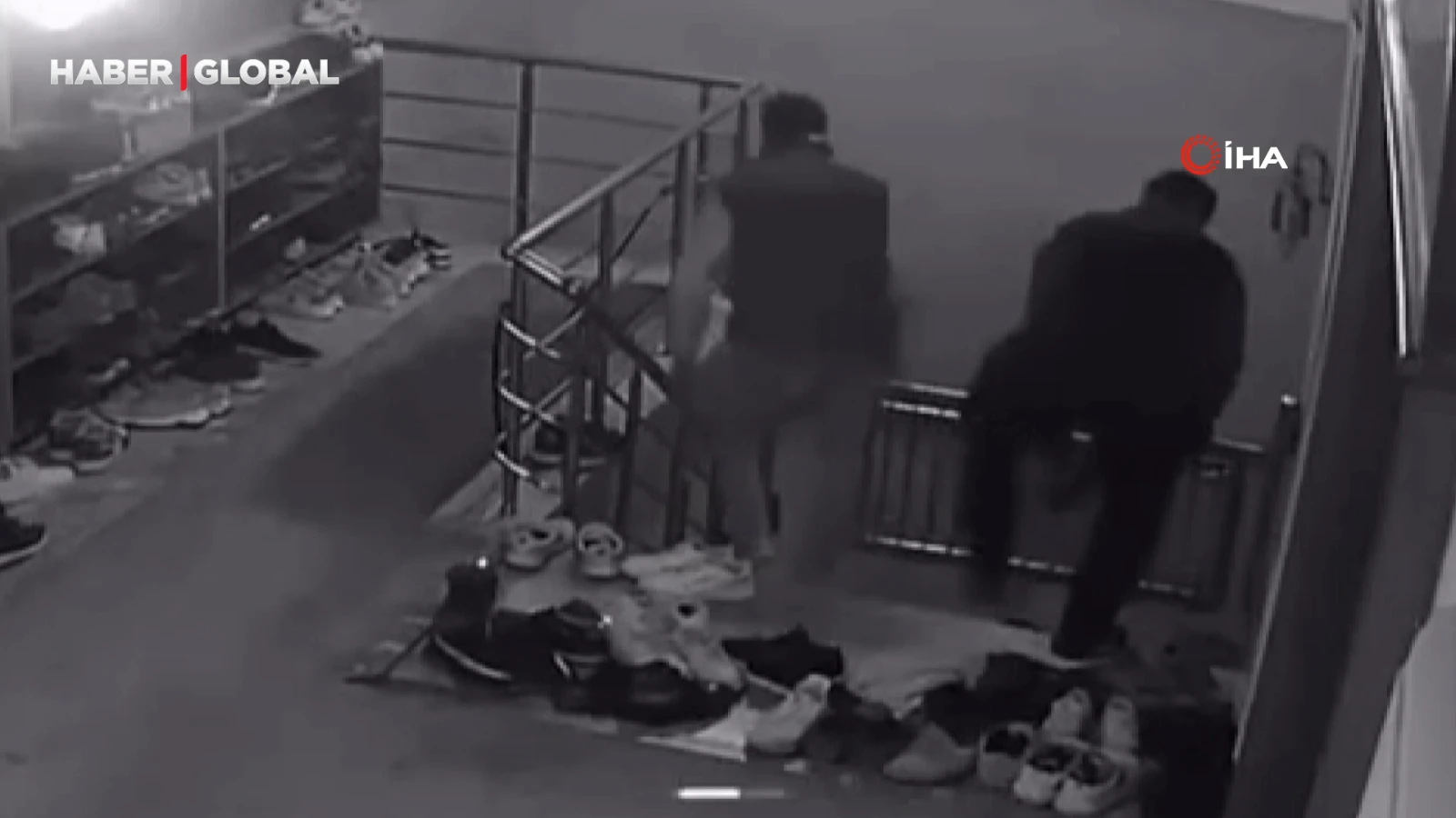 Cemaat namaza durdu, onlar ayakkabıların peşine düştü