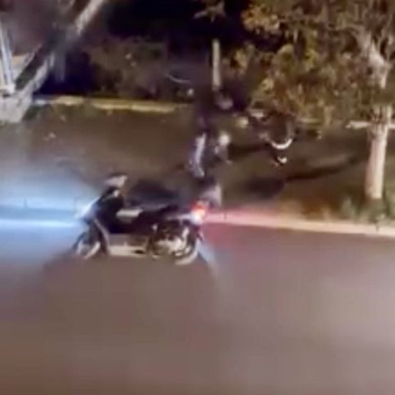 Yayayı kaskıyla darp etti!