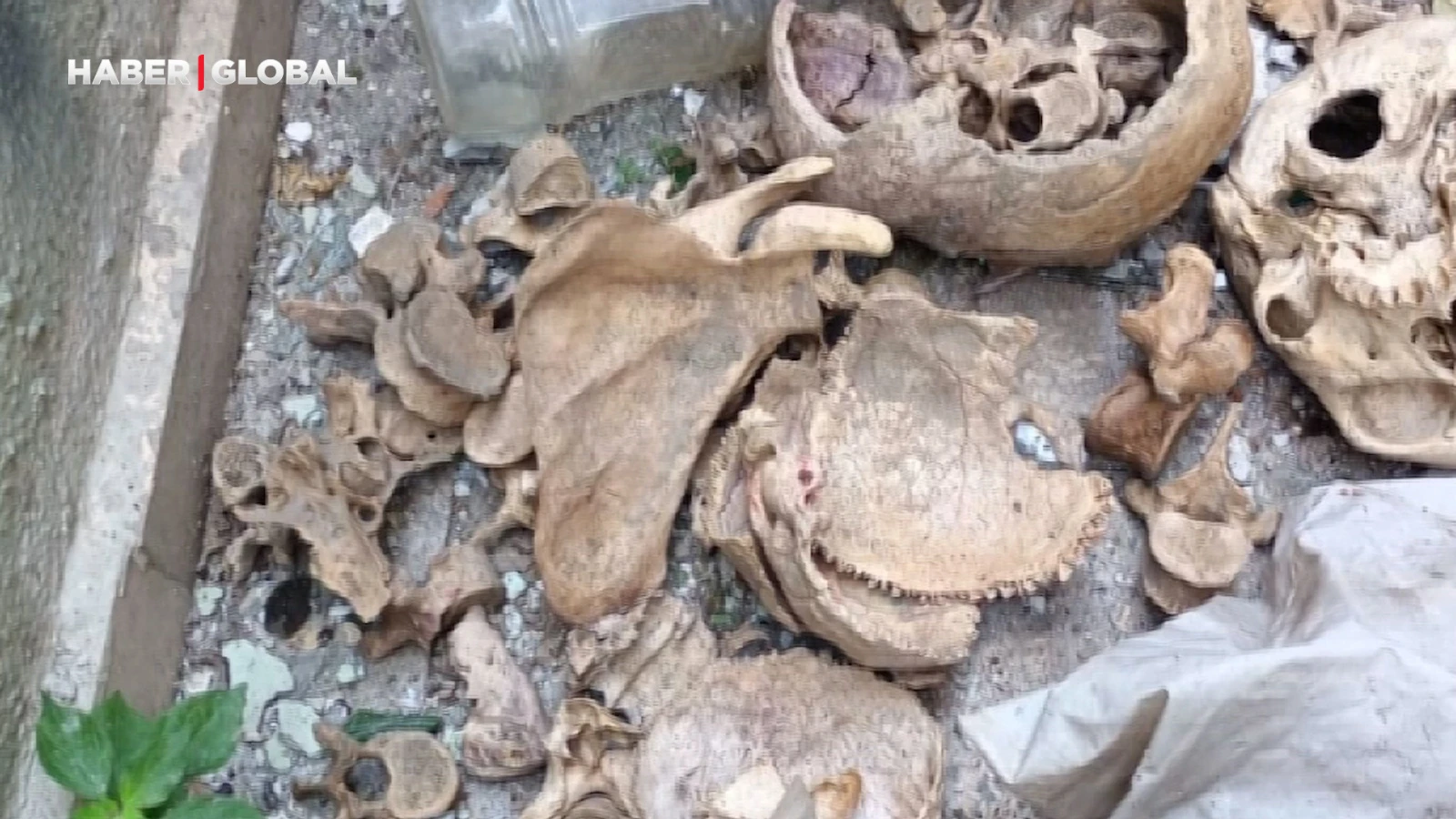 İzmir'de bir binanın kömürlüğünde 3 kişiye ait iskelet bulundu!