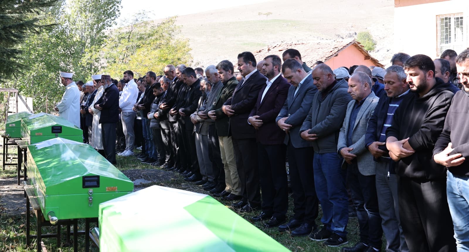3'ü kardeş 4 tabut yan yana! Bir şehri kahreden kaza