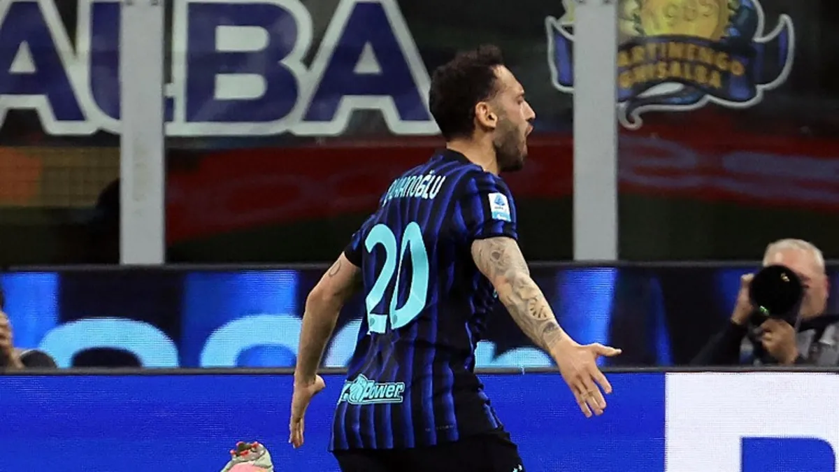 Hakan Çalhanoğlu uzaklardan harika gole imza attı! İtalya'da gündemde
