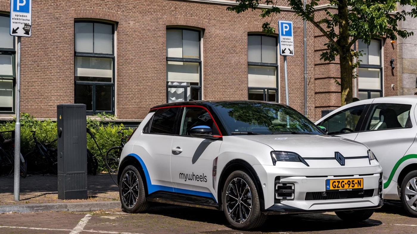 Hollanda'nın Utrecht şehrindeki elektrikli araçlar şebekeyi besliyor