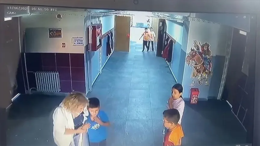 Öğretmen nefes borusuna kraker kaçan öğrenciyi Heimlich manevrasıyla kurtardı