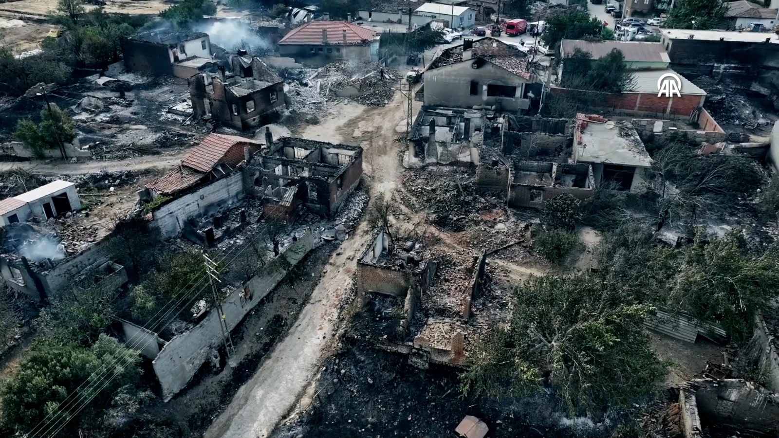 Çanakkale'de çıkan orman yangının etkisi havadan ve karadan görüntülendi