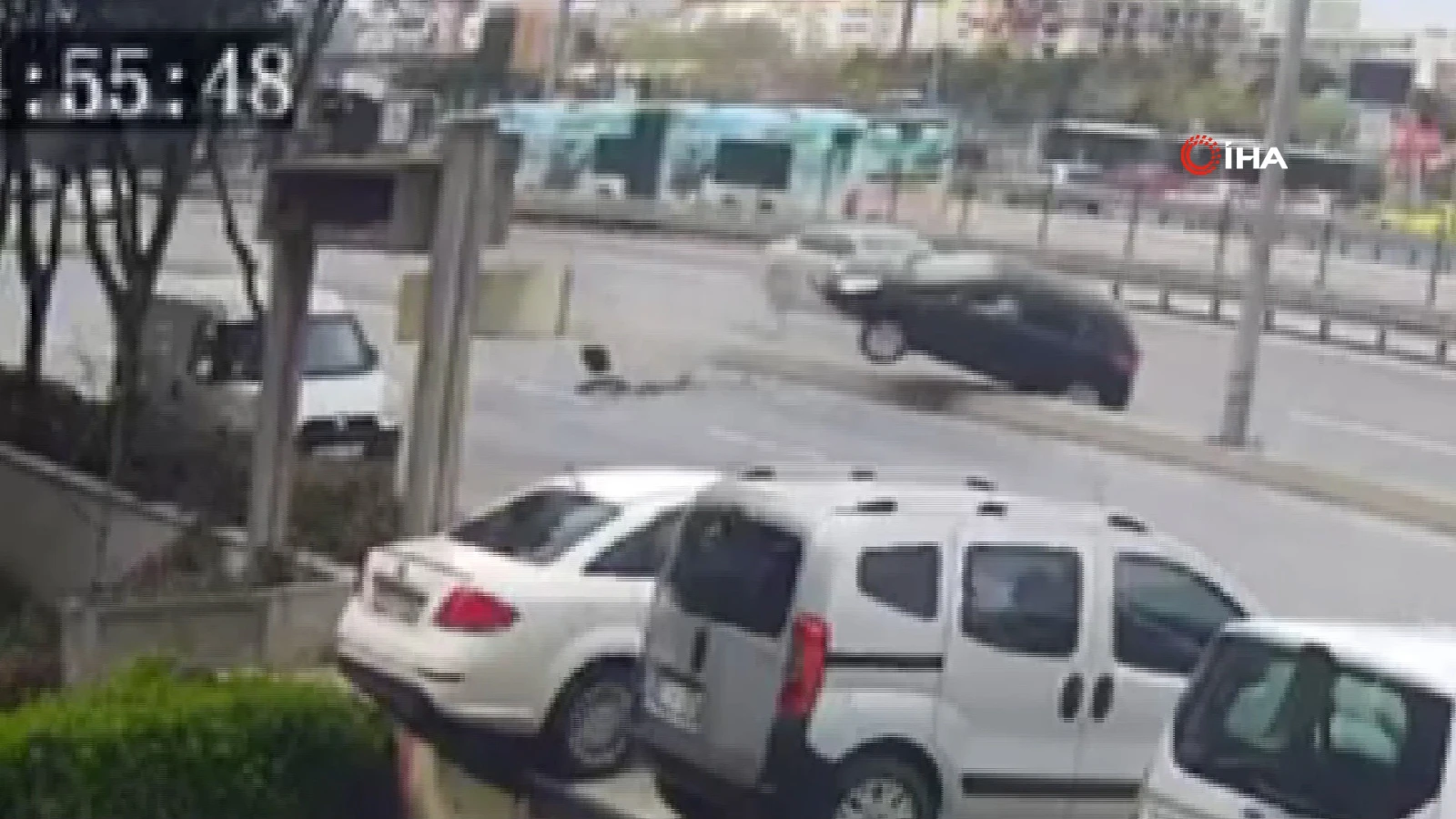 Avcılar E-5'te feci kaza! Savrularak yan yola uçtu