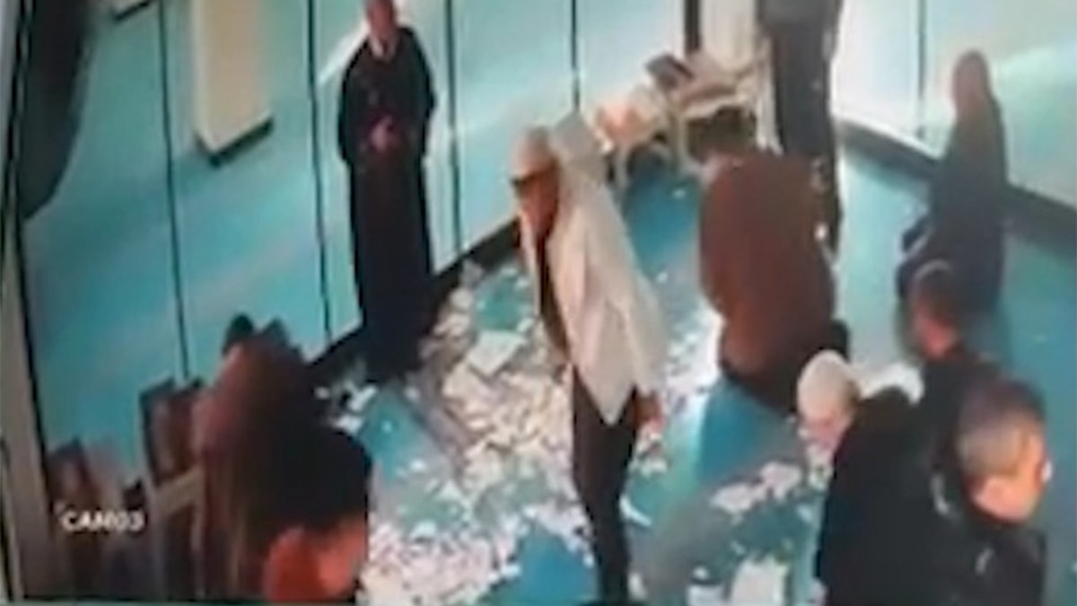 Camide korku dolu anlar! Namazı bırakıp dışarı kaçtılar