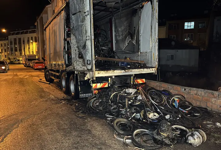 Eskişehir'de park halindeki kamyonun dorsesinde yangın çıktı