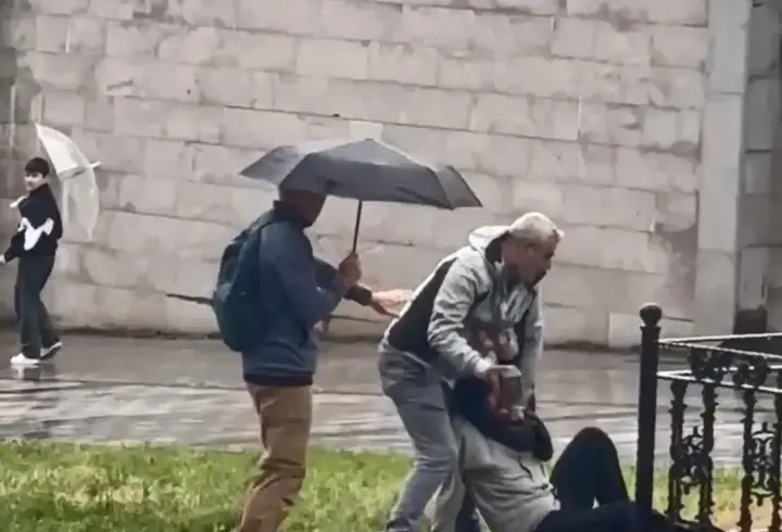 Önce yerde sürükledi sonra kaldırım taşıyla darbetti