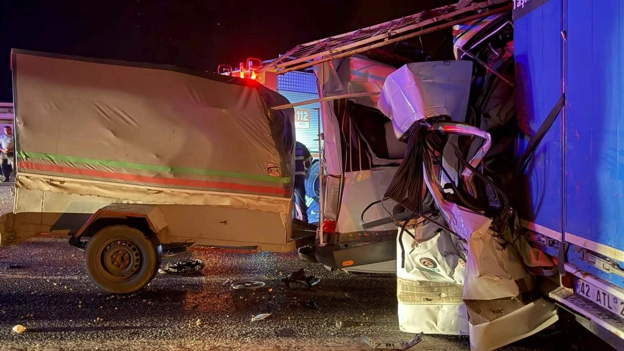 Tarım işçilerini taşıyan minibüs tıra arkadan çarptı: 3 ölü, 16 yaralı