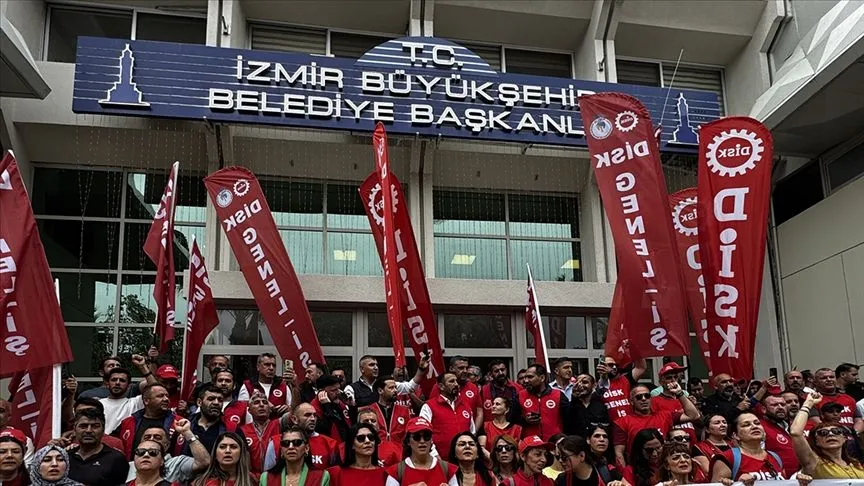 İzmir'de Büyükşehire grev kararı asıldı, Konak Belediyesi'nde grev başladı