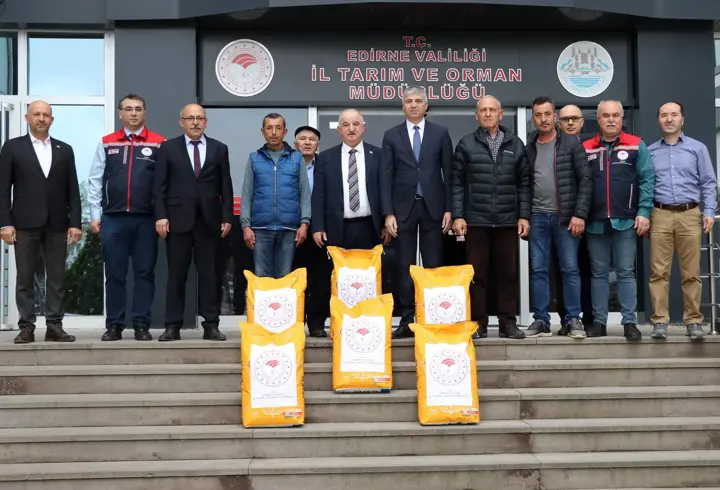 Edirne'de üreticilere yüzde 75 devlet destekli yerli hibrit ayçiçeği tohumu dağıtıldı