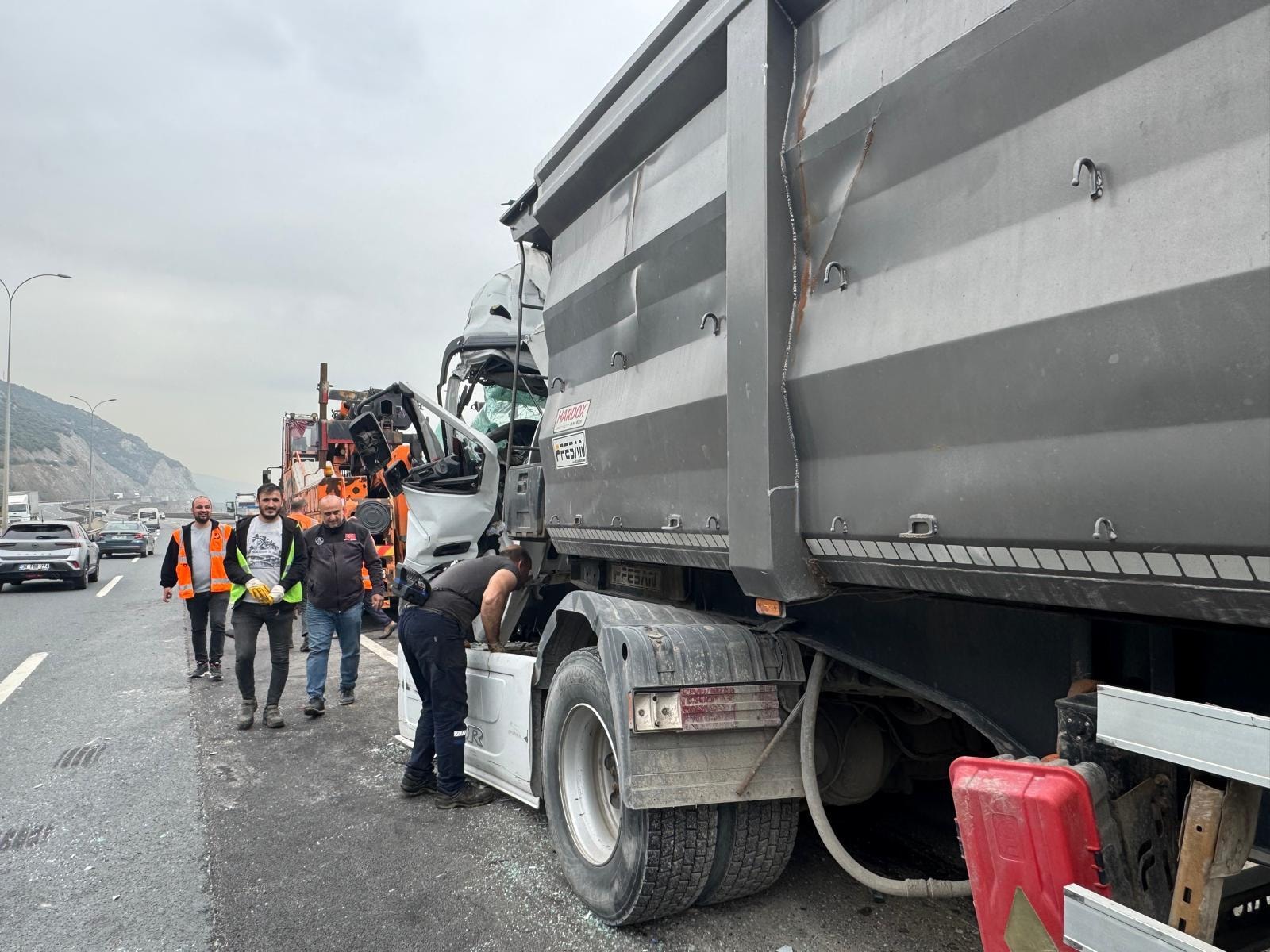 4 TIR, zincirleme kazaya karıştı; 1 yaralı