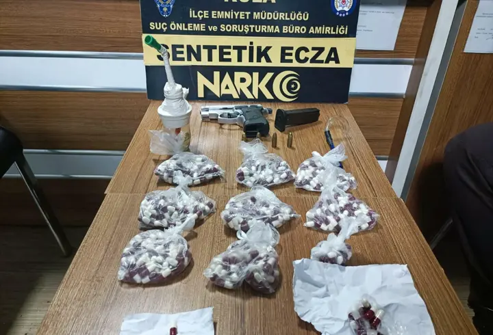 Durdurulan otomobilde 479 sentetik hap ele geçirildi: 5 gözaltı
