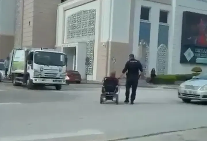 Akülü sandalyedeki kadına polis memurundan yürek ısıtan yardım