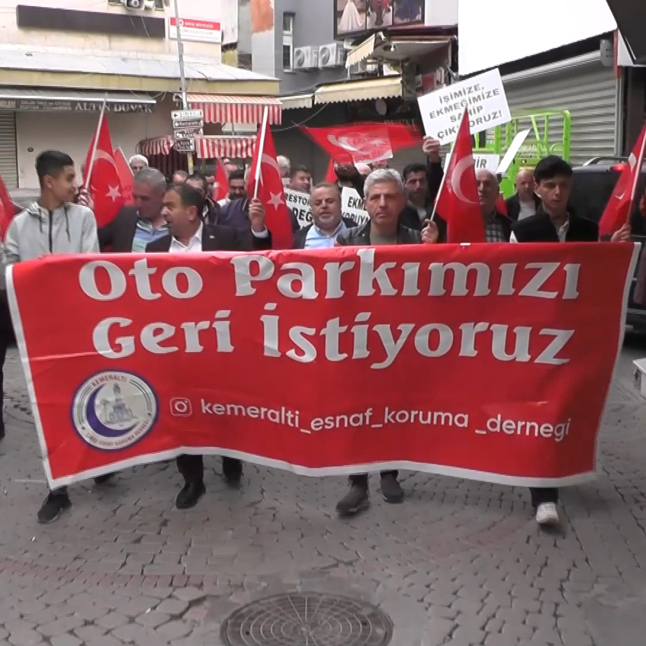 Kemeraltı esnafı kepenk kapattı