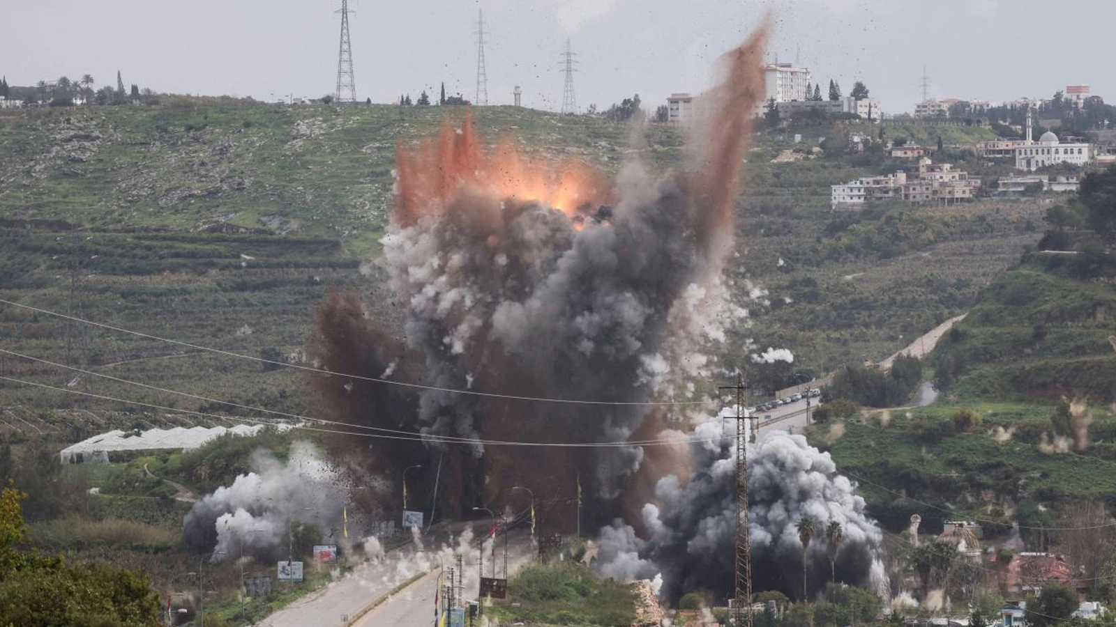 İsrail, Lübnan'ın güneyindeki Kasımiye Köprüsü'nü bombaladı