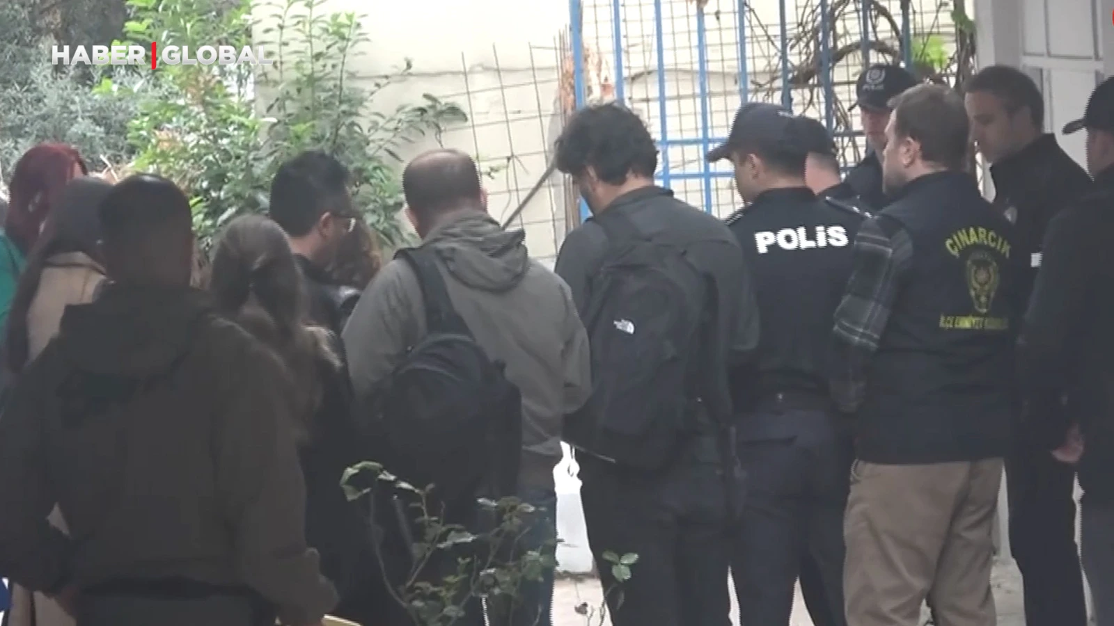 Güllü'nün evinin önünde hareketli dakikalar: Başsavcı da oradaydı