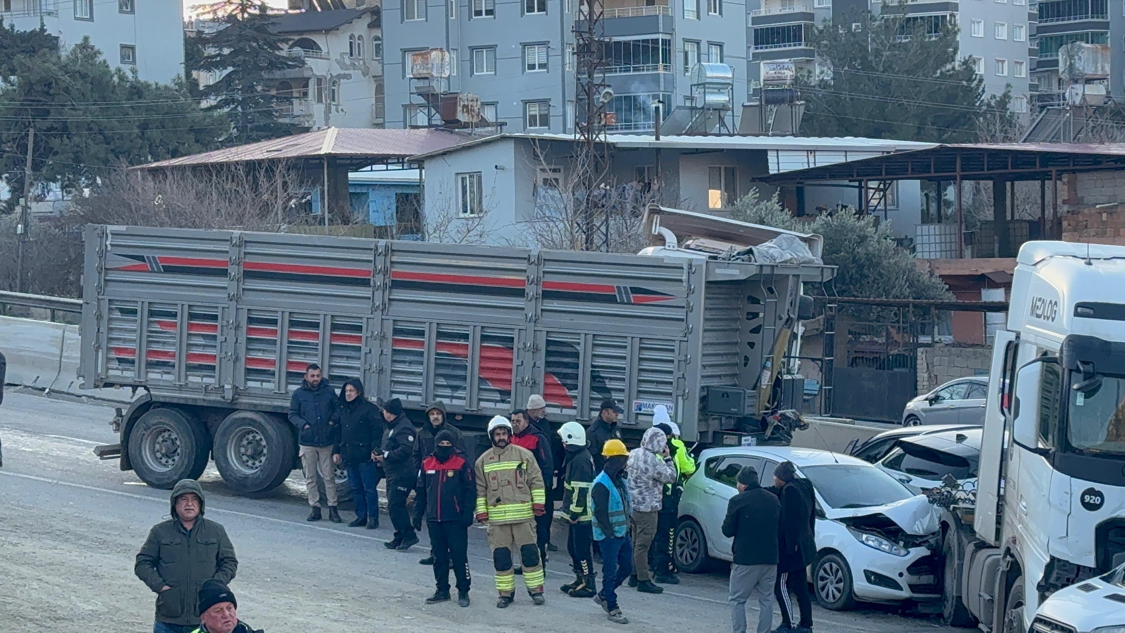 Hatay'da 11 araç birbirine girdi! Onlarca kişi yaralı
