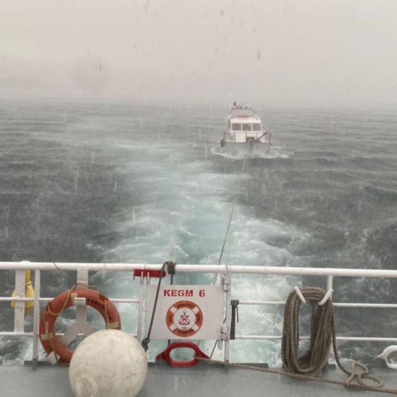 Çanakkale Boğazı'nda sürüklenen tekne kurtarıldı