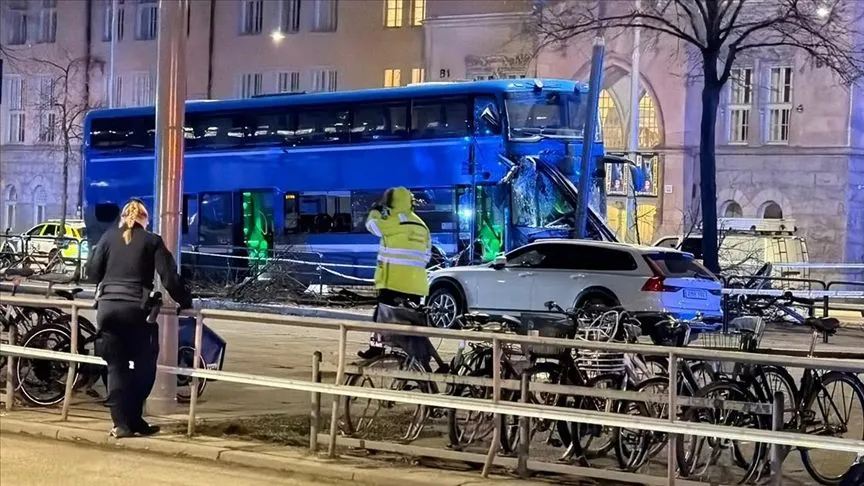 İsveç'in başkenti Stockholm'de otobüsün durağa çarpması sonucu 3 kişi öldü