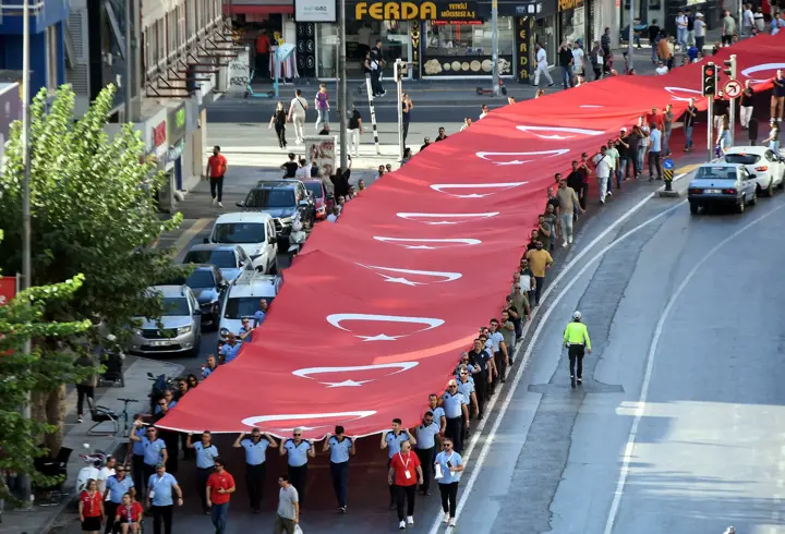 İzmir'de 350 metrelik Türk bayrağı ile 'Zafer Yürüyüşü'