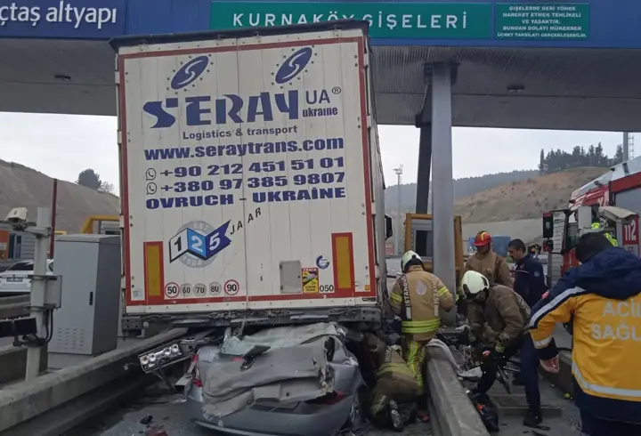Pendik'te otomobil TIR'ın altında girdi: 4 ölü