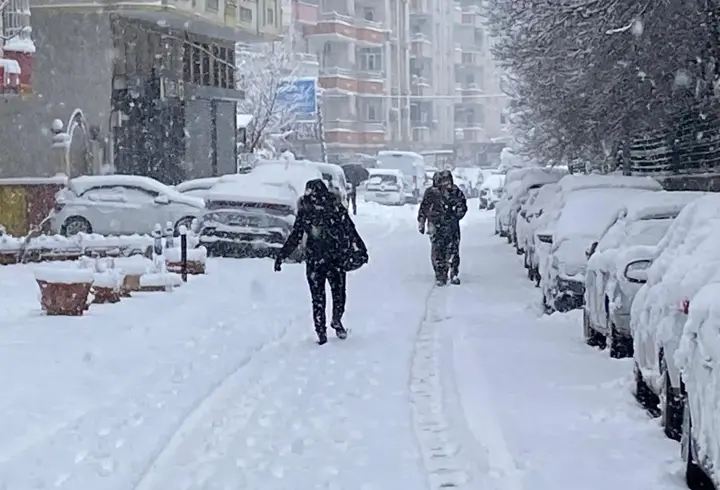 Batman’da 3'ü hariç tüm köy yolları kardan kapandı, uçuşlar iptal