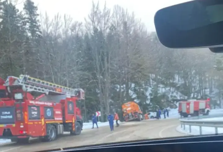 Uludağ yolunda kayan tuzlama aracı otomobile çarptı; 3 yaralı