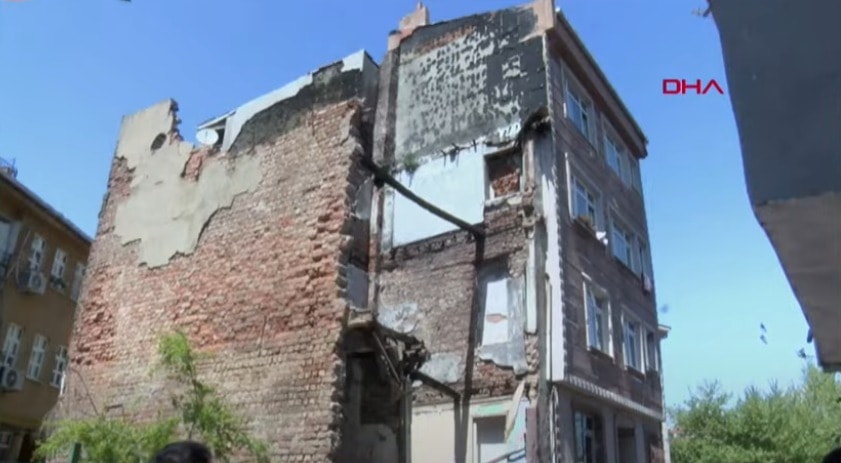 İstanbul'da 6.2 büyüklüğündeki depremden sonra Fatih'te 3 katlı metruk bina çöktü